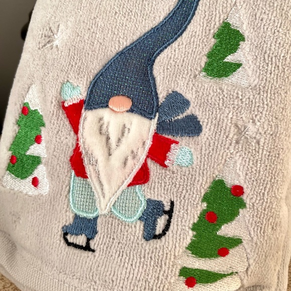 New Set of 2 GNOME CHRISTMAS TREES Bathroom Hand Towels - Picture 2 of 9